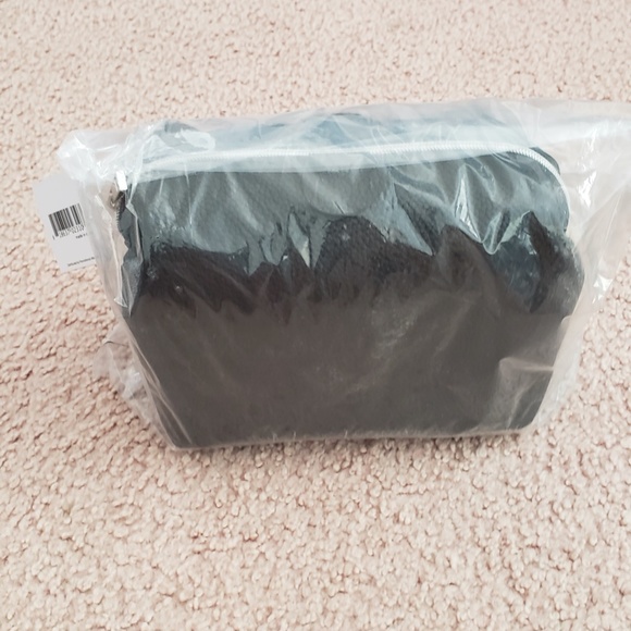 NWT Macy's Black Dopp Kit Toiletries Travel Bag with Top Detail and Zipper - Picture 6 of 16
